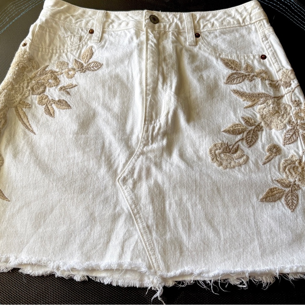 Abercrombie and Fitch white denim embroidered A line skirt